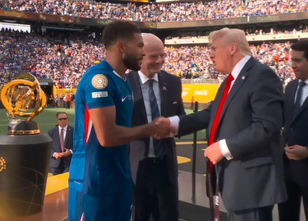 „Scene caraghioase” după Chelsea - PSG: Donald Trump, prins între campioni în momentul sărbătorii