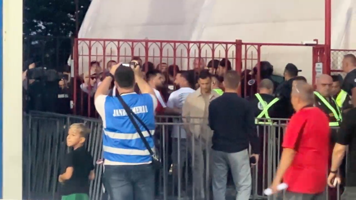 „Prima dată când pățim așa ceva” » A apărut dialogul purtat la porțile stadionului de șeful Jandarmeriei cu fanii lui Dinamo