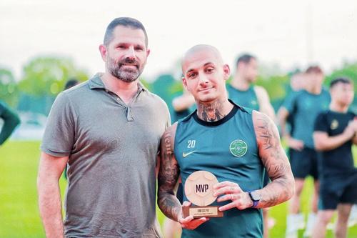 Alexandru Mitriță, cu premiul de jucătorul etapei // foto: Instagram @ zhejianggreentown