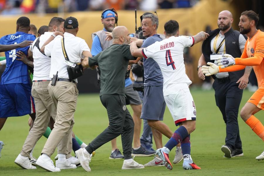 Luis Enrique, antrenorul lui PSG, este cu greu ținut în frâu de rivalul de la Chelsea, Enzo Maresca / Foto: Imago Images Luis Enrique riscă o suspendare XL! » Verdictul unui fost arbitru după ce antrenorul lui PSG a lovit un adversar