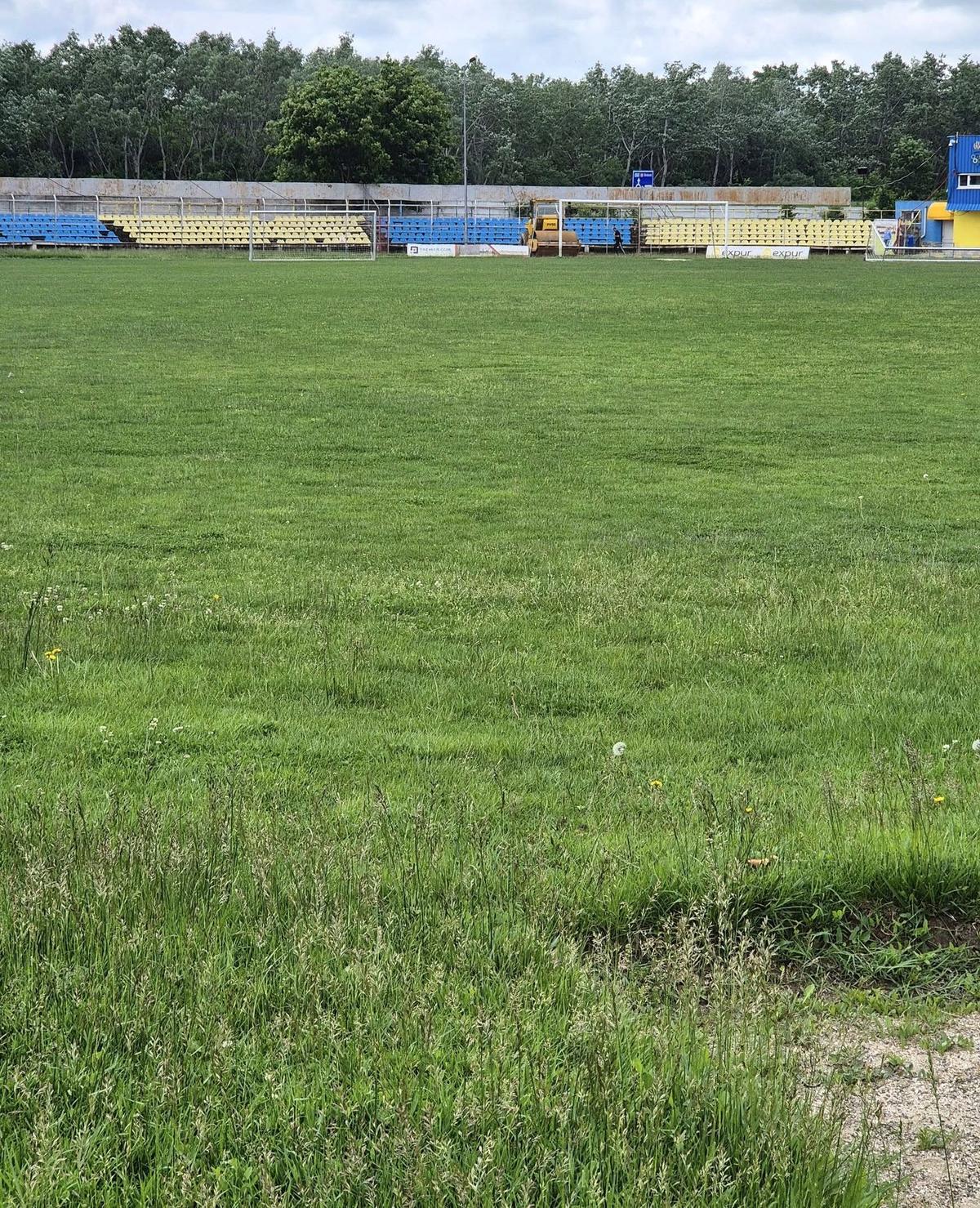 Au intrat excavatoarele pe stadionul echipei din Superligă » Imagini cu șantierul