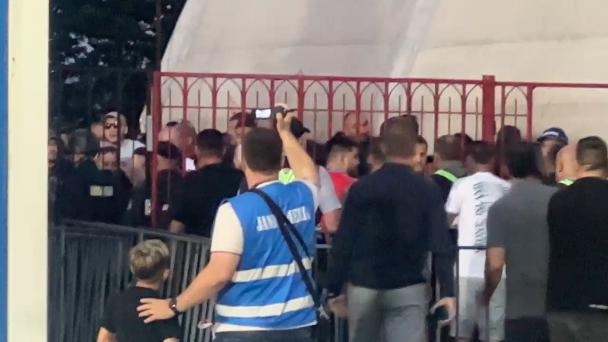 „Prima dată când pățim așa ceva” » A apărut dialogul purtat la porțile stadionului de șeful Jandarmeriei cu fanii lui Dinamo