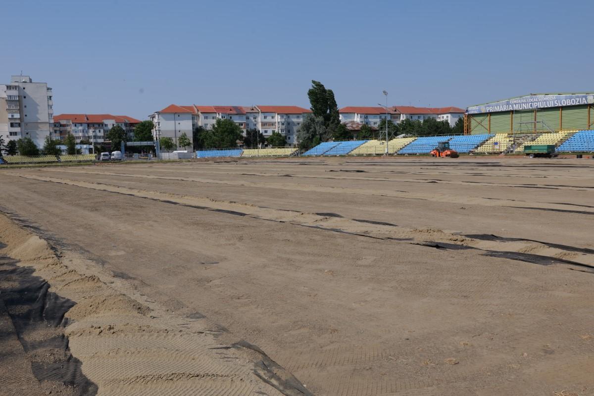Au intrat excavatoarele pe stadionul echipei din Superligă » Imagini cu șantierul