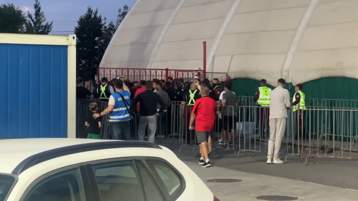 „Prima dată când pățim așa ceva” » A apărut dialogul purtat la porțile stadionului de șeful Jandarmeriei cu fanii lui Dinamo