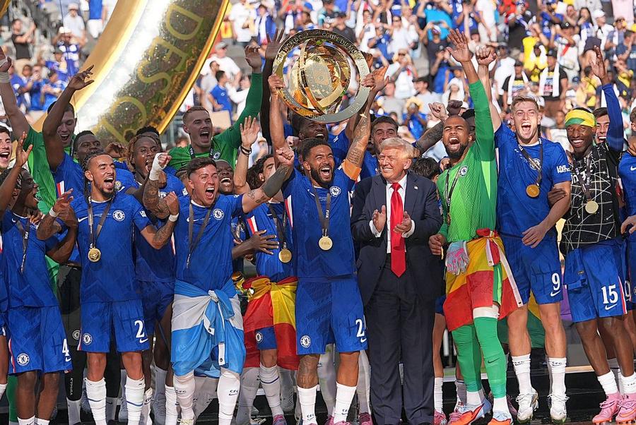 Donald Trump a sărbătorit alături de jucătorii lui Chelsea // foto: Imago Images Cine a fost MVP-ul finalei? Cole sau Donald?