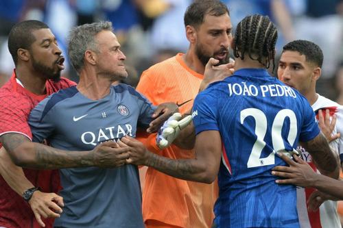 Luis Enrique l-a dărâmat pe Joao Pedro la sfârșitul partidei cu Chelsea (0-3) din finala Mondialului Cluburilor / Foto: Imago