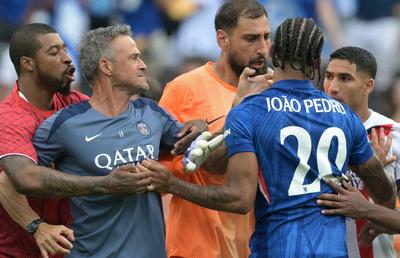 Luis Enrique riscă o suspendare XL! » Verdictul unui fost arbitru după ce antrenorul lui PSG a lovit un adversar