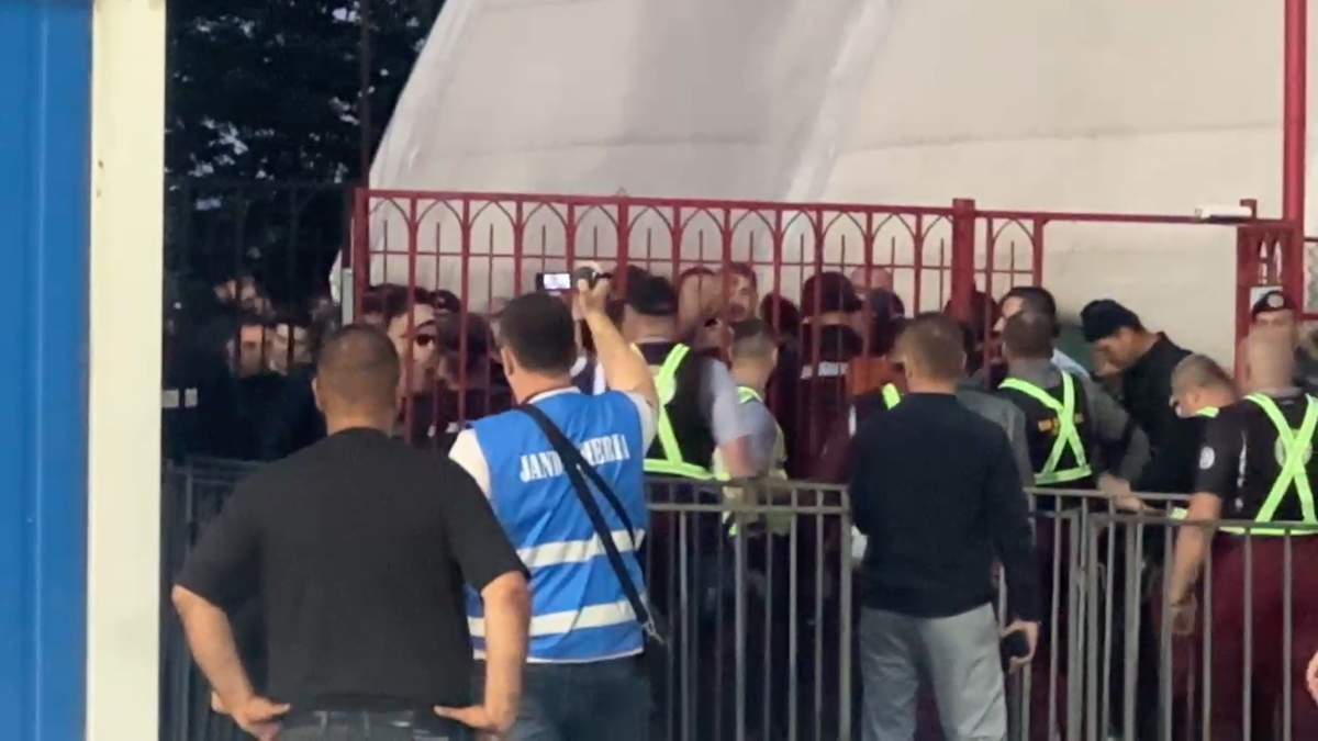 „Prima dată când pățim așa ceva” » A apărut dialogul purtat la porțile stadionului de șeful Jandarmeriei cu fanii lui Dinamo