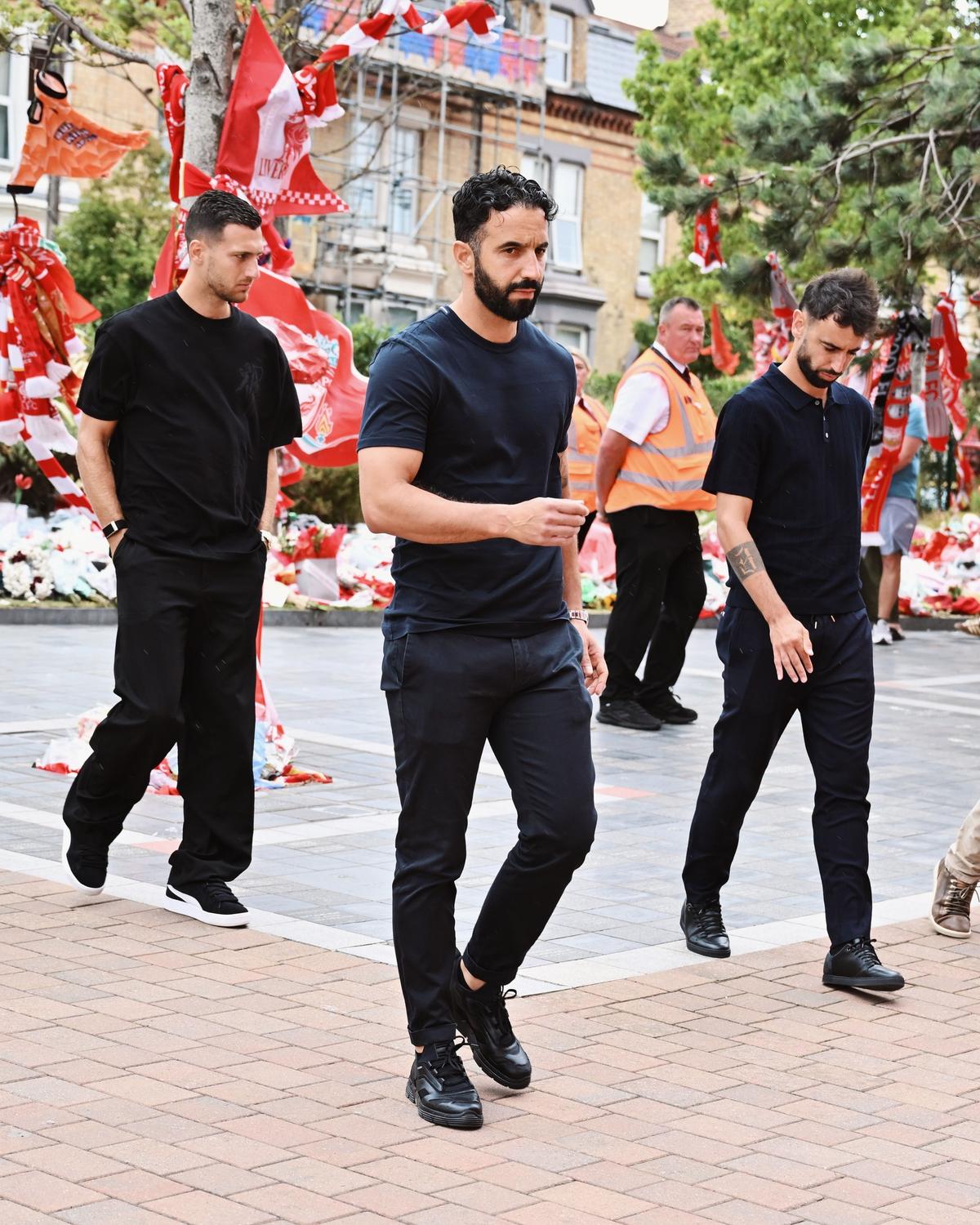 Anfield, în doliu: Jucătorii lui Liverpool au depus flori în memoria lui Diogo Jota