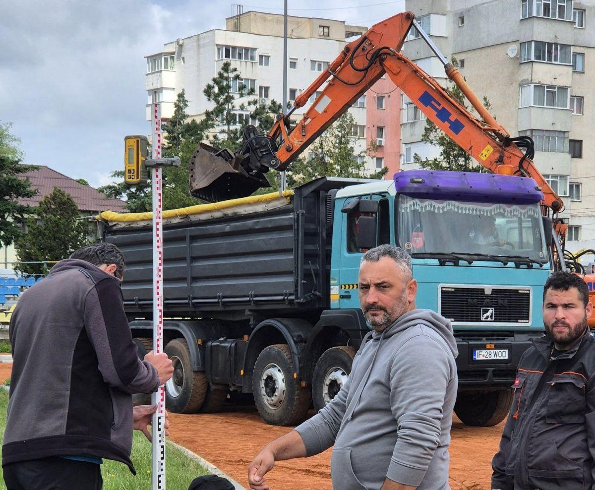 Au intrat excavatoarele pe stadionul echipei din Superligă » Imagini cu șantierul
