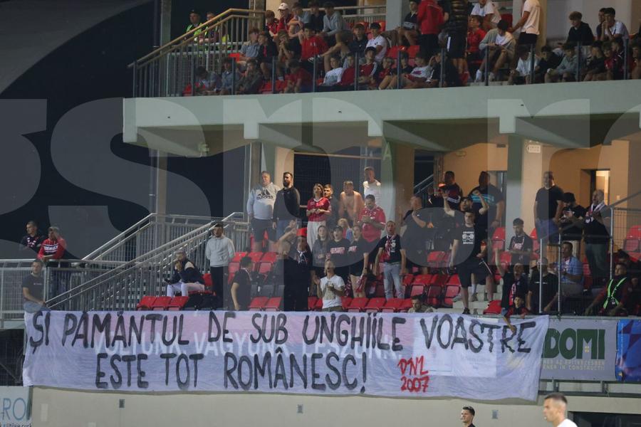 Banner-ul afișat de fanii lui Dinamo la Miercurea-Ciuc/ foto: Ionuț Iordache (GSP) CS Dinamo s-a delimitat de fanii lui FC Dinamo, Andrei Nicolescu a răspuns poetic în social media: „E imaginea străbunilor”