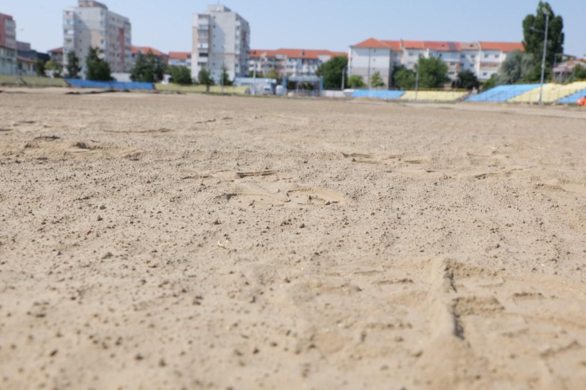 Au intrat excavatoarele pe stadionul echipei din Superligă » Imagini cu șantierul