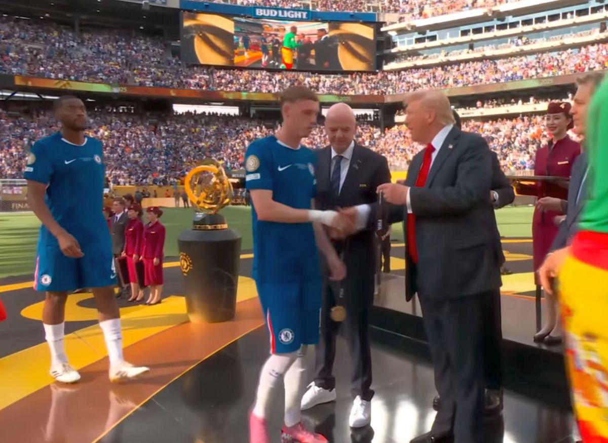 „Scene caraghioase” după Chelsea - PSG: Donald Trump, prins între campioni în momentul sărbătorii