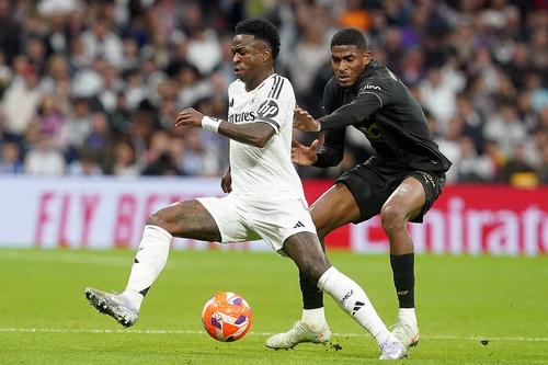 Mosquera, în duel cu Vinicius într-un Real Madrid - Valencia // foto: Imago Images