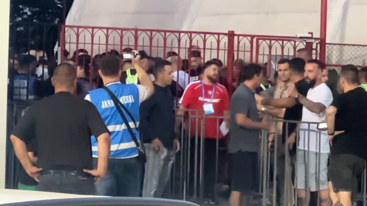 „Prima dată când pățim așa ceva” » A apărut dialogul purtat la porțile stadionului de șeful Jandarmeriei cu fanii lui Dinamo