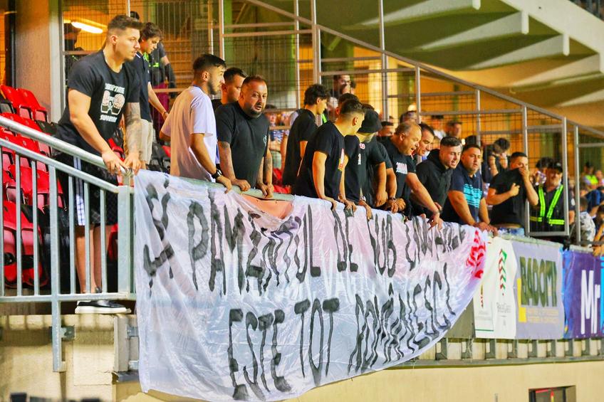 Fanii ciucani au vrut să dea jos un banner din sectorul dinamovist, moment în care câțiva suporteri ai „câinilor” au reacționat virulent