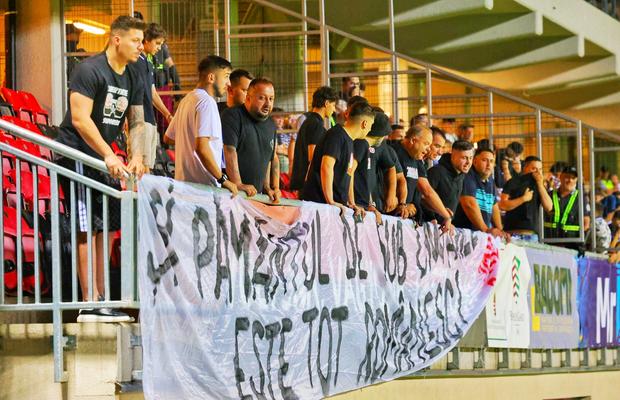 Scandal IMENS la Csikszereda - Dinamo » Fanii oaspeți au revenit de URGENȚĂ pe stadion când au văzut ce fac ciucanii