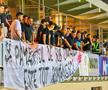 Fanii ciucani au vrut să dea jos un banner din sectorul dinamovist, moment în care câțiva suporteri ai „câinilor” au reacționat virulent