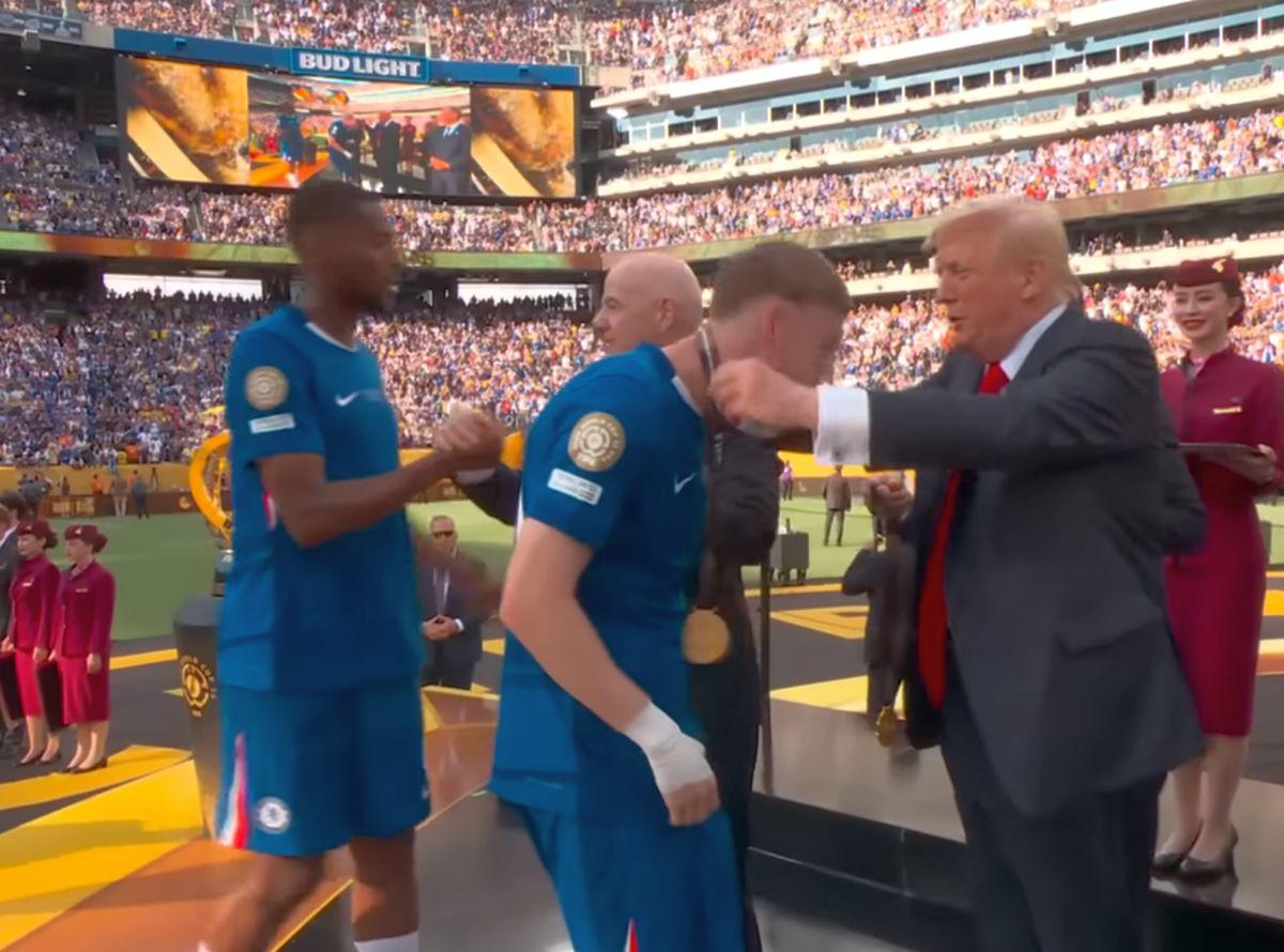 Chelsea a sărbătorit cu... Donald Trump! „Scene caraghioase” cu președintele american: blocat la ridicarea trofeului