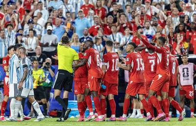 FIFA încasează sume uriașe din cartonașele de la Mondial! Un fundaș marocan a devenit „cel mai scump” jucător al turneului