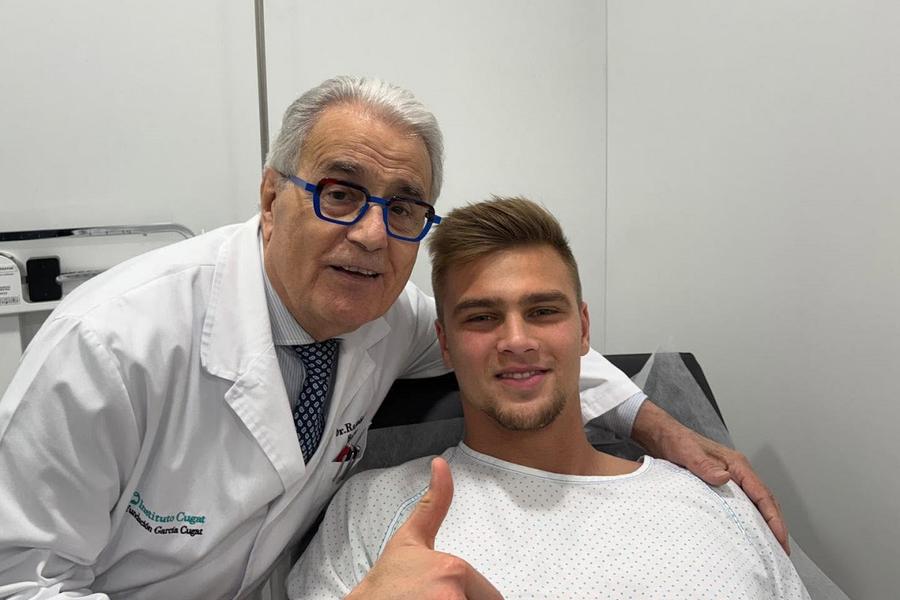 Pavlo Isenko, alături de profesorul doctor Ramon Cugat. Când revine pe teren Răzvan Sava riscă să își piardă locul la Universitatea Craiova!