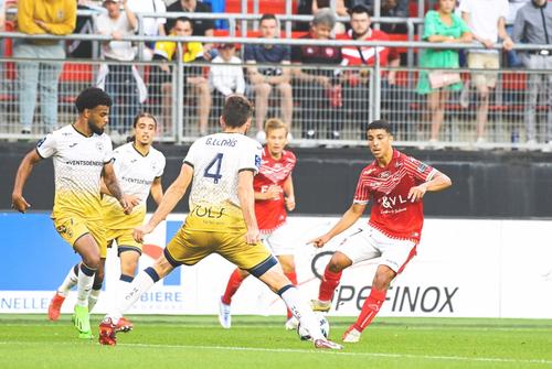 Aymen Boutoutaou, la balon, într-un meci din Ligue 2/ foto Imago Images