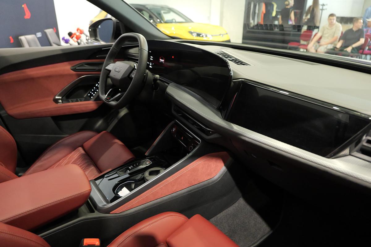 Audi pentru staff, Volkswagen pentru jucători » Dinamoviștii și-au luat azi în primire noile mașini