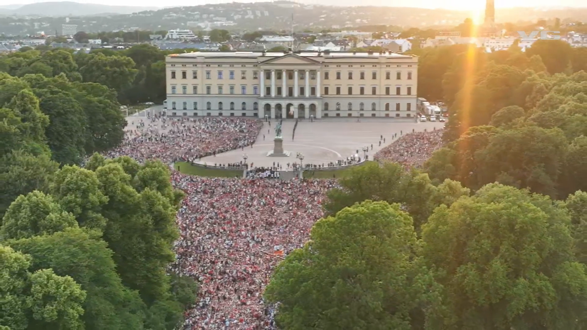 Naționala Norvegiei, primită de familia regală și de 100.000 de suporteri la Oslo
