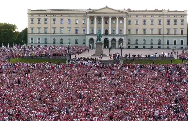 100.000 de oameni au „vâslit” la Oslo » Show în fața Palatului Regal la revenirea Norvegiei + Haaland, primit de rege