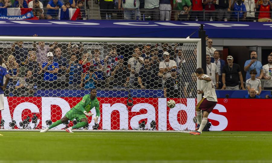 Oyarzabal, gol din penalty în Franța - Spania // foto: Imago Mikel Oyarzabal, printre zei! A egalat două legende ale Spaniei, după golul din semifinala cu Franța