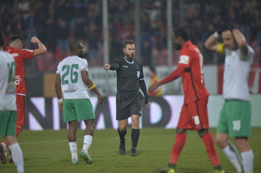 VIDEO Dialog halucinant între un arbitru și un antrenor de Liga 1, la un meci câștigat de Dinamo: “Arbitrul mi-a zis că fundașul meu vrea să facă penalty cu orice preț și să-l schimb!”
