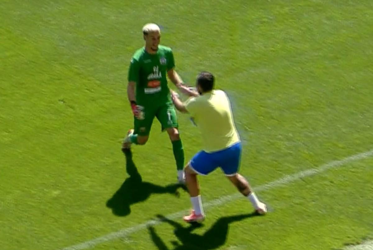 Faza anului în Liga 2 » Portarul a marcat de la 70 de metri împotriva Stelei! Motivul pentru care golul de senzație a fost anulat