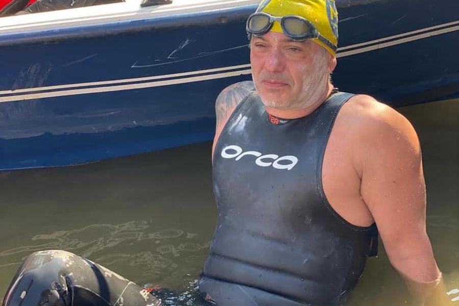 Mihai Badea, epuizat după 32 de ore de înot continuu / Sursă foto: Facebook Adi Dobre Mihai Badea a încheiat cu succes provocarea „Danube115” » A înotat pe Dunăre 32 de ore, fără oprire!