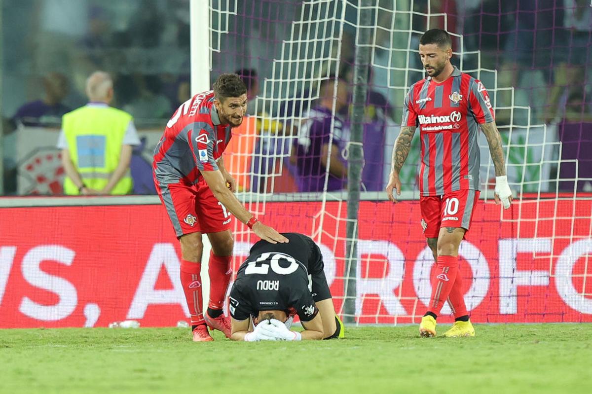 Iată cum a gafat Ionuț Radu în minutul 90+5 din Fiorentina - Cremonese! Românul, în genunchi. Nimeni nu l-a putut consola