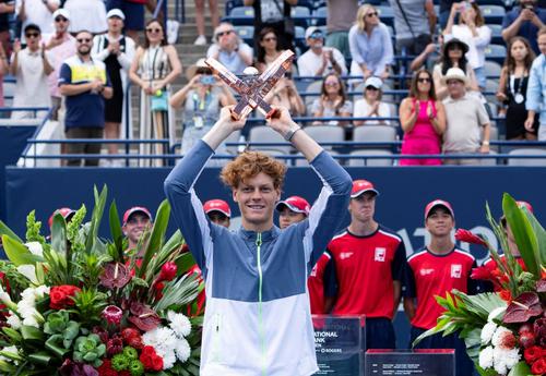 Jannik Sinner cu trofeul de la Toronto Foto Imago