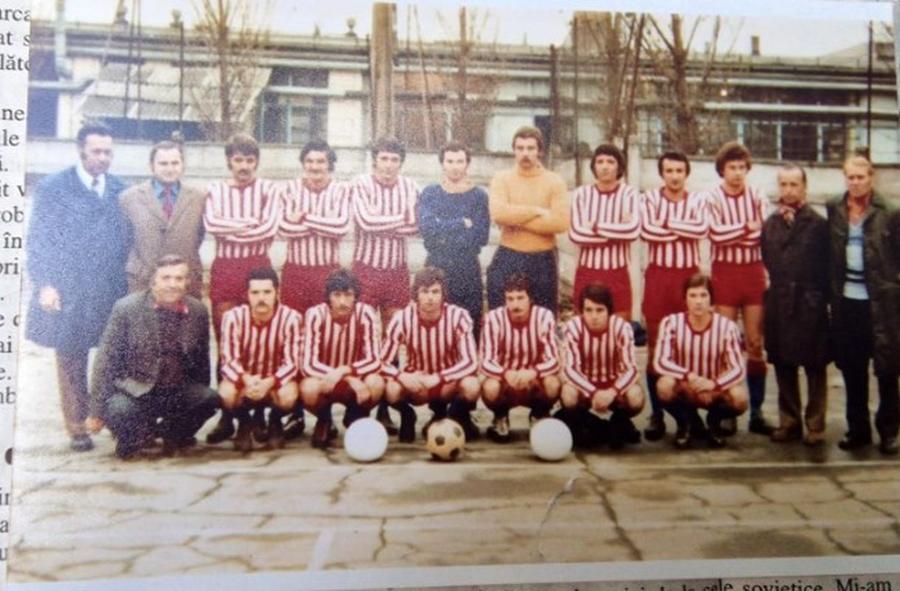 Poză cu Gierling (al doilea de la dreapta), antrenor Căpitanul Locomotivei Târgu-Mureș din anii '50 i-a marcat gol marii echipe a lui Ujpest și își povestește tainele vieții: „Am stat 5 ani în lagăr. În primii trei, mama nu știa dacă mai trăiesc sau nu”