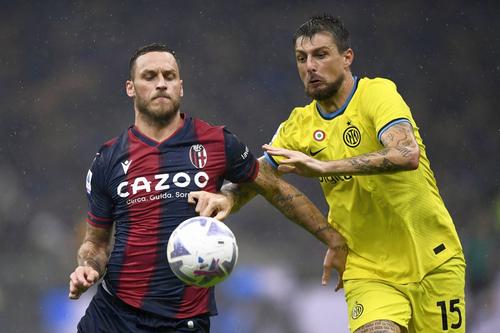 Marko Arnautovic (stânga), în duel cu Acerbi // Foto: Imago