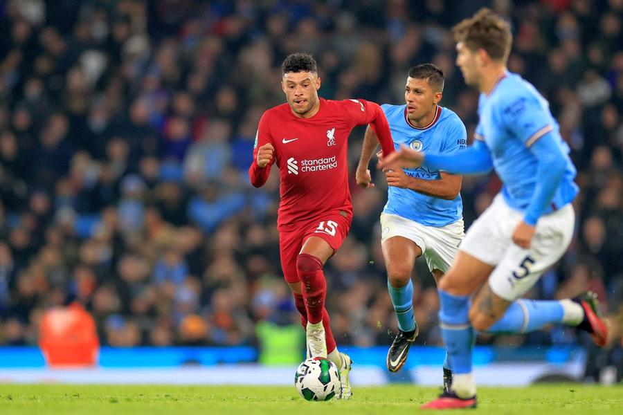 Alex Oxlade-Chamberlain (în roșu) // Foto: Imago Rămas șomer, fostul mijlocaș de la Liverpool se antrenează cu Arsenal