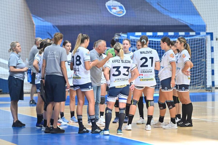 Jucătoarele Craiovei și antrenorul Bogdan Burcea la timeout Foto Facebook SCM Craiova Craiova vrea în Europa sezonul viitor » 7 transferuri importante pentru a reveni în cupele continentale după 4 ani
