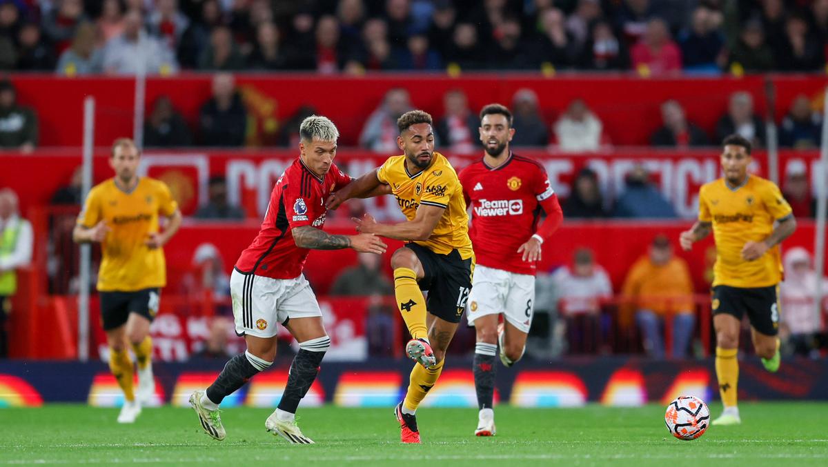 Decizie INEXPLICABILĂ în prelungiri la United - Wolves » Rio Ferdinand, scuze în numele clubului după un penalty evident ignorat în camera VAR