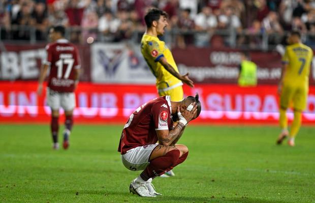 Un nume important din istoria Rapidului îi ia la rost pe jucători: „Joacă tot înapoi, ca bucătarii, în spatele frontului. Pe vremea mea, galeria te lăsa 30 de minute”