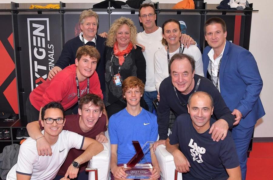 Jannik Sinner cu trofeul Next Gen Finals 2019, alături de părinții săi (cei din stânga sus) Foto Instagram Jannik Sinner, cel mai nou campion Masters 1000, exemplu de modestie: „Vreau să le semăn părinților mei”