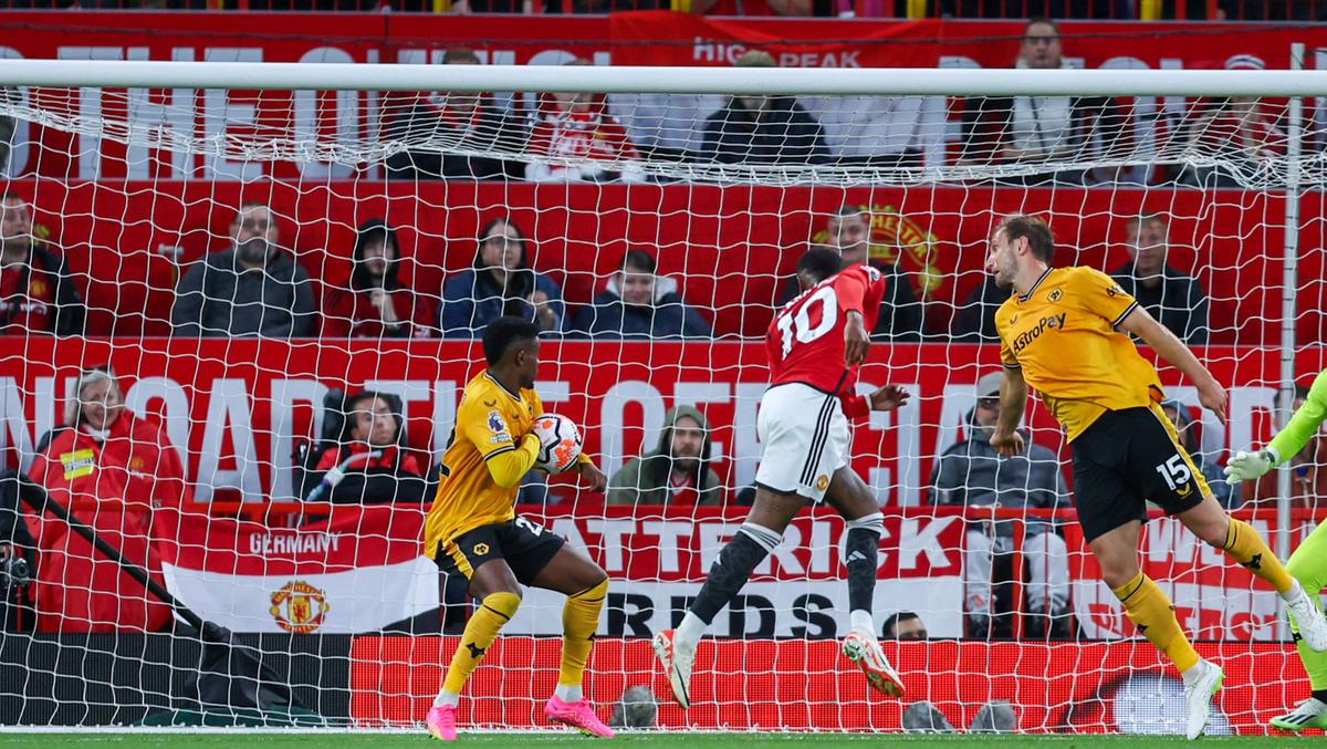 Decizie INEXPLICABILĂ în prelungiri la United - Wolves » Rio Ferdinand, scuze în numele clubului după un penalty evident ignorat în camera VAR