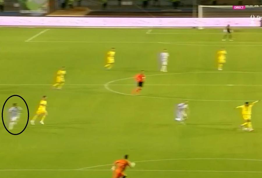 Manolache (încercuit) pasează fără să se asigure, Charles interceptează și finalizează cu sânge rece Astana - Corvinul 6-1 » Aventura europeană a hunedorenilor se încheie usturător. Năuciți în Kazahstan: gafă după gafă