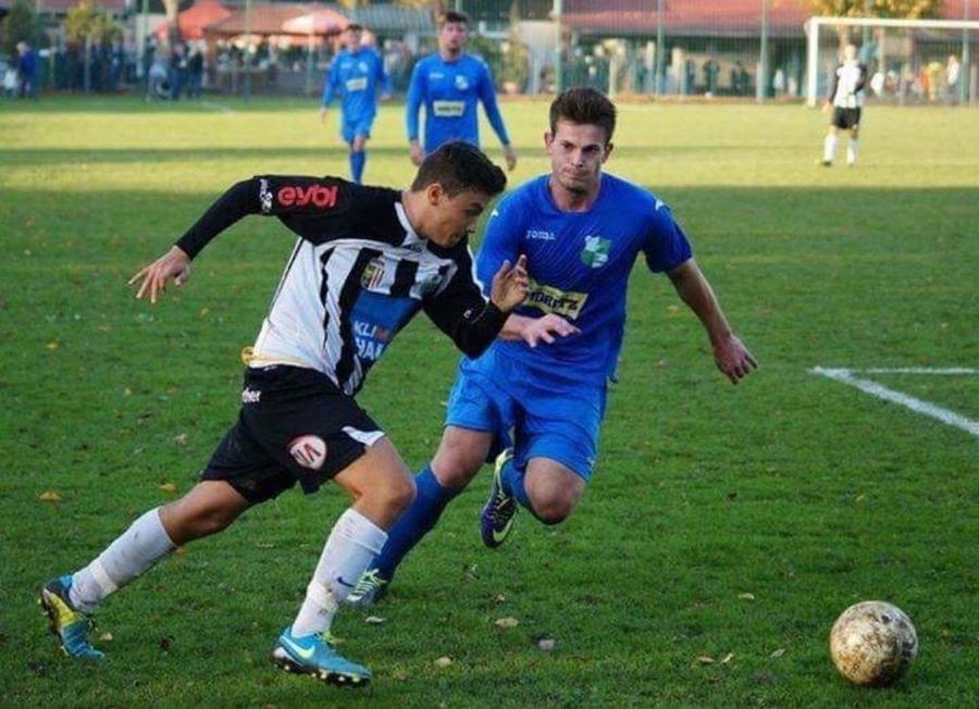 Raul Scarlat în tricoul lui LASK Linz, la un meci pentru Academia austriecilor. Foto: arhiva personală „Cei de la LASK se bucură că au picat cu FCSB” » Fostul fotbalist stabilit la Linz promite atmosferă ca la Euro: „Suntem aici 24.000 de români”