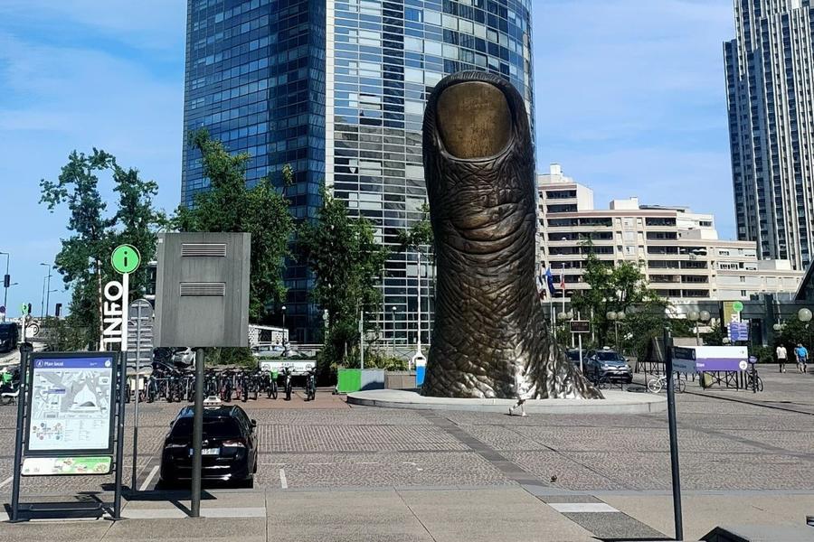 Le Pouce - Jocurile Olimpice Paris 2024 transport La Defense Foto: Luminița Paul Jurnal olimpic întârziat » Parisul – distanțele, metroul, orele, Jocurile la suprafață și în adâncime
