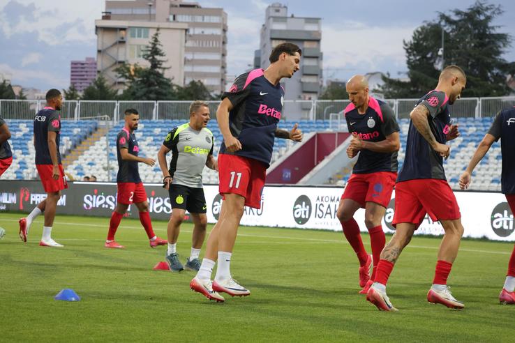 Miculescu, Chiricheș, Bîrligea - Drita - FCSB, imagini de pe gazon, înainte de meci/ foto: Ionuț Iordache (GSP)
