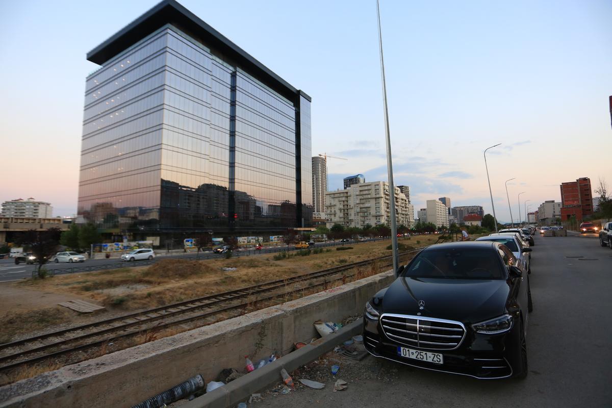 La pas prin cea mai ieftină capitală din Balcani » Cum arată Priştina la 17 ani de la declararea independenţei: lux și opulență prin mizerie