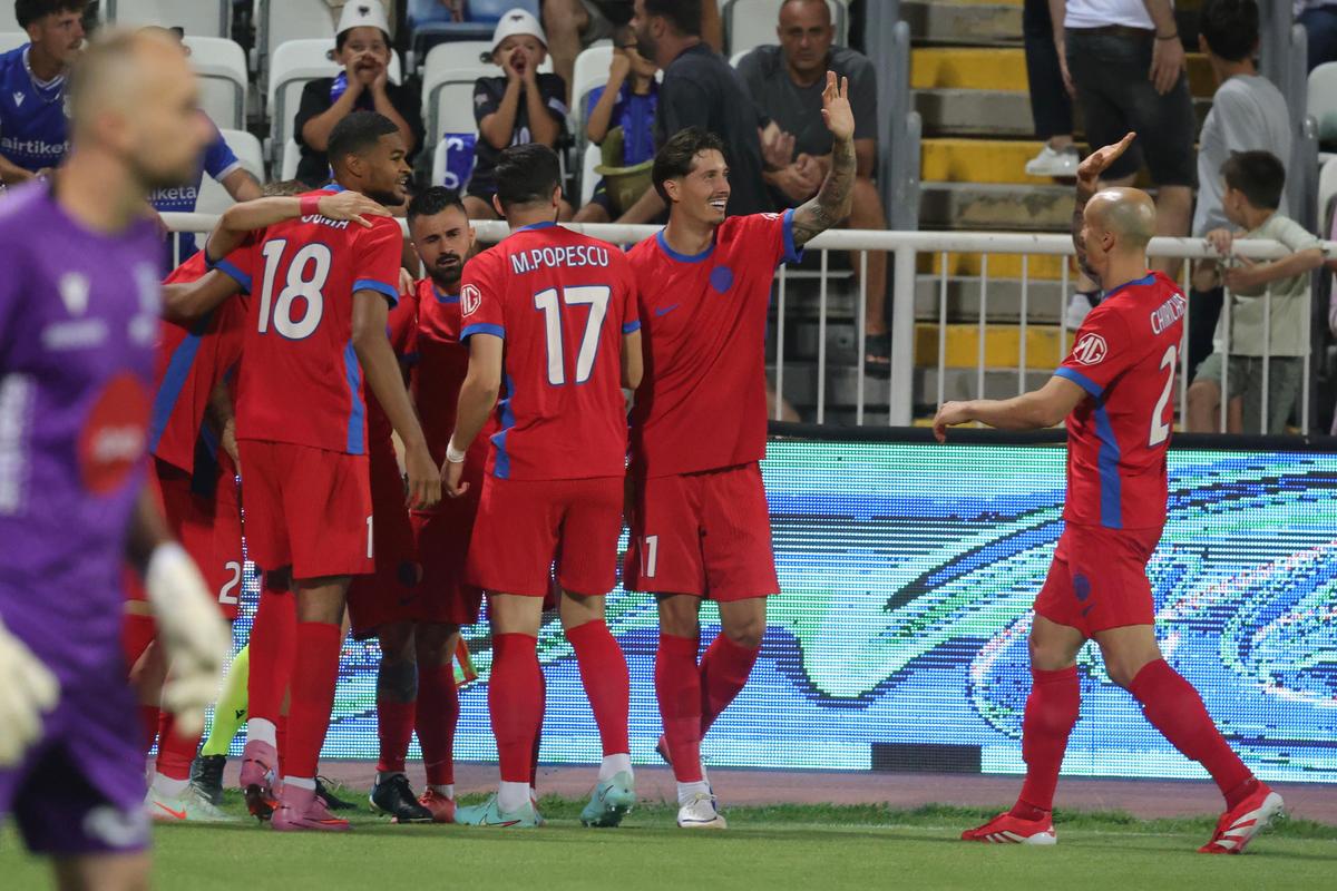 FCSB, fără sponsorul principal pe tricouri, în Kosovo // foto: Ionuț Iordache (GSP)