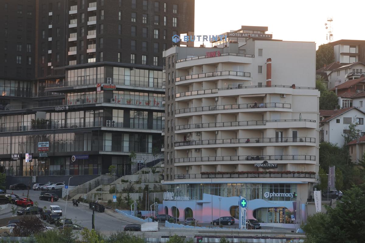 La pas prin cea mai ieftină capitală din Balcani » Cum arată Priştina la 17 ani de la declararea independenţei: lux și opulență prin mizerie